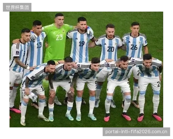 阿根廷在训练中演练多种定位球战术,这或成为其攻破对手密集防守的利器。 阿根廷在训练中演练多种定位球战术,这或成为其攻破对手密集防守的利器。